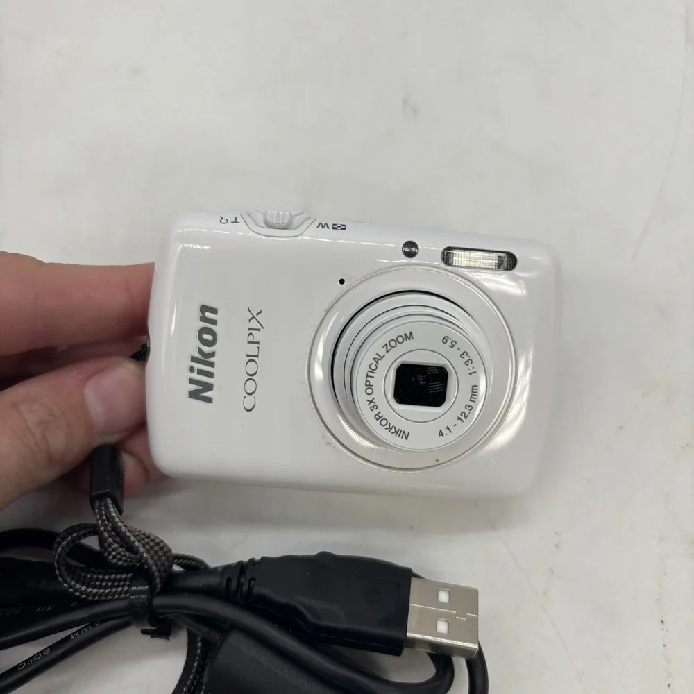 Nikon COOLPIX S01 White Digital Camera 10.1 MP 3x Zoom 1/2.9-inch CCD 7.3 GB